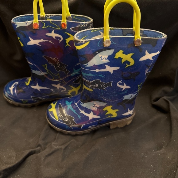 Toddler Light Up Shark Boots. Size 8 - Picture 2 of 2